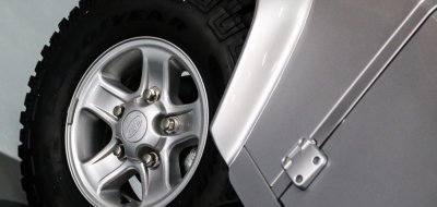 Land Rover Defender single cab 2016 wheel closeup view